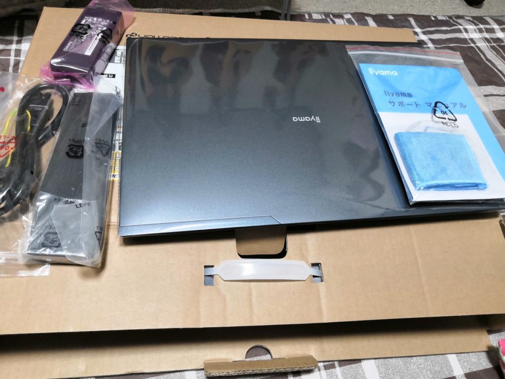 一週間でノートPCを２台も買ってしまった。