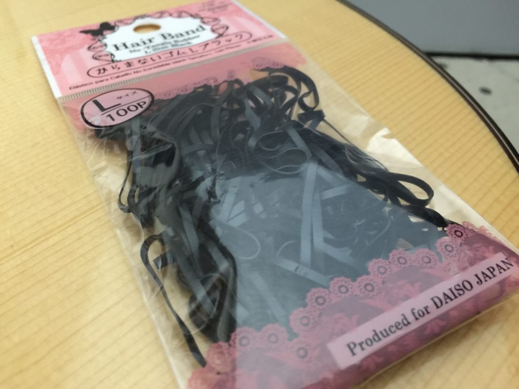 ヘアーバンド用の輪ゴムを使った「電池のがたつき」防止方法