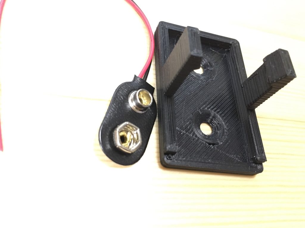 006Pの電池ホルダーを交換しやすくガタつきにくいように改良。