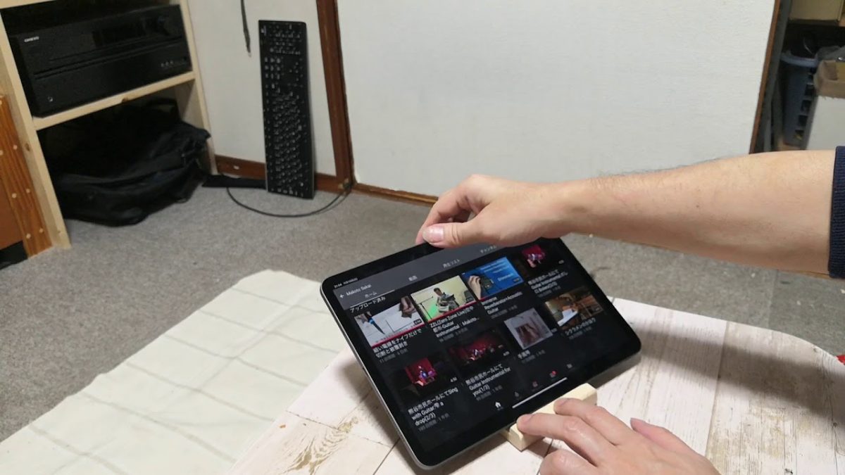 傾き4段階の木製タブレット・スタンド